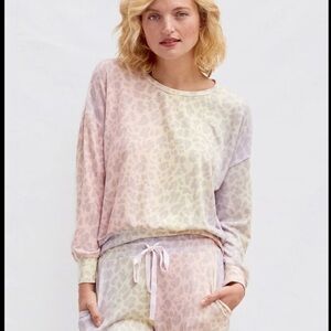 Sundry Pink Leopard Cozy Soft Crewneck Sweater Size Small
